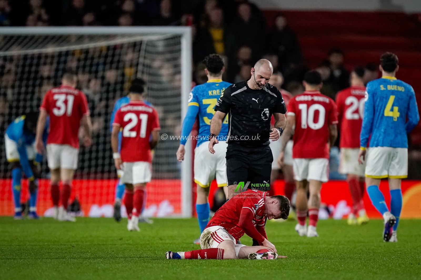 Referee Tim Robinson speaks to Elliot Anderson of Nottingham Forest who is on the floor injured during the Premier League match Nottingham Forest vs Wolverhampton Wanderers at City Ground, Nottingham, United Kingdom on 11 February 2026

(Photo by Maynard Manyowa/News Images)