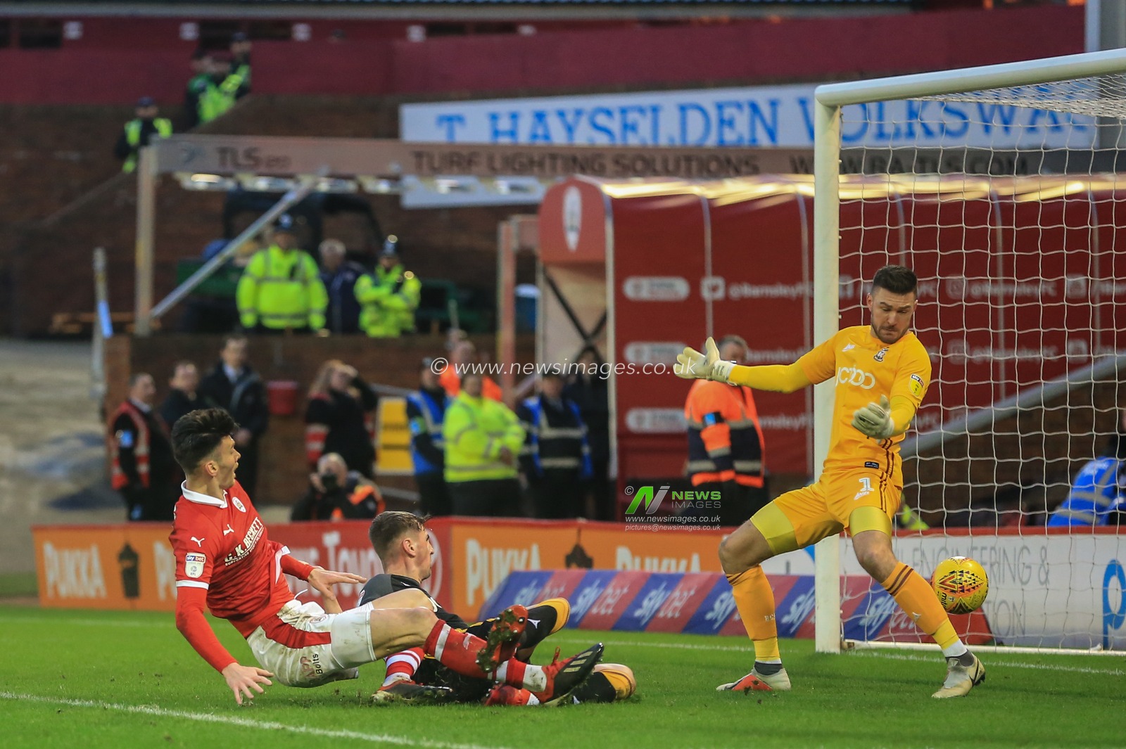 12th January 2019, Oakwell, Barnsley, England; Sky Bet League One, Barnsley vs Bradford City ; Kieffer Moore (19) of Barnsley scores to make it  2-0


Credit: Mark Cosgrove/News Images

English Football League images are subject to DataCo Licence
