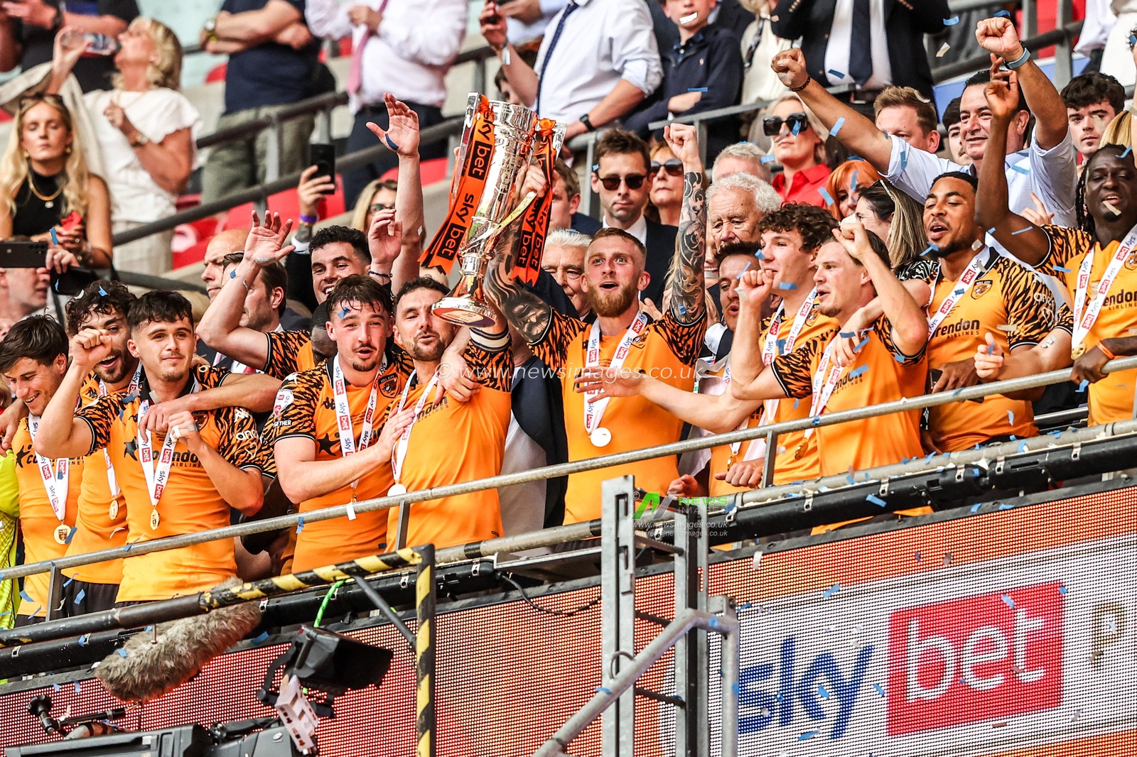 Oliver McBurnie of Hull City lifts the Sky Bet Championship Playoff trophy during the Sky Bet Championship Playoffs Final match Hull City vs Middlesbrough at Wembley Stadium, London, United Kingdom on 23 May 2026

(Photo by Alfie Cosgrove/News Images)