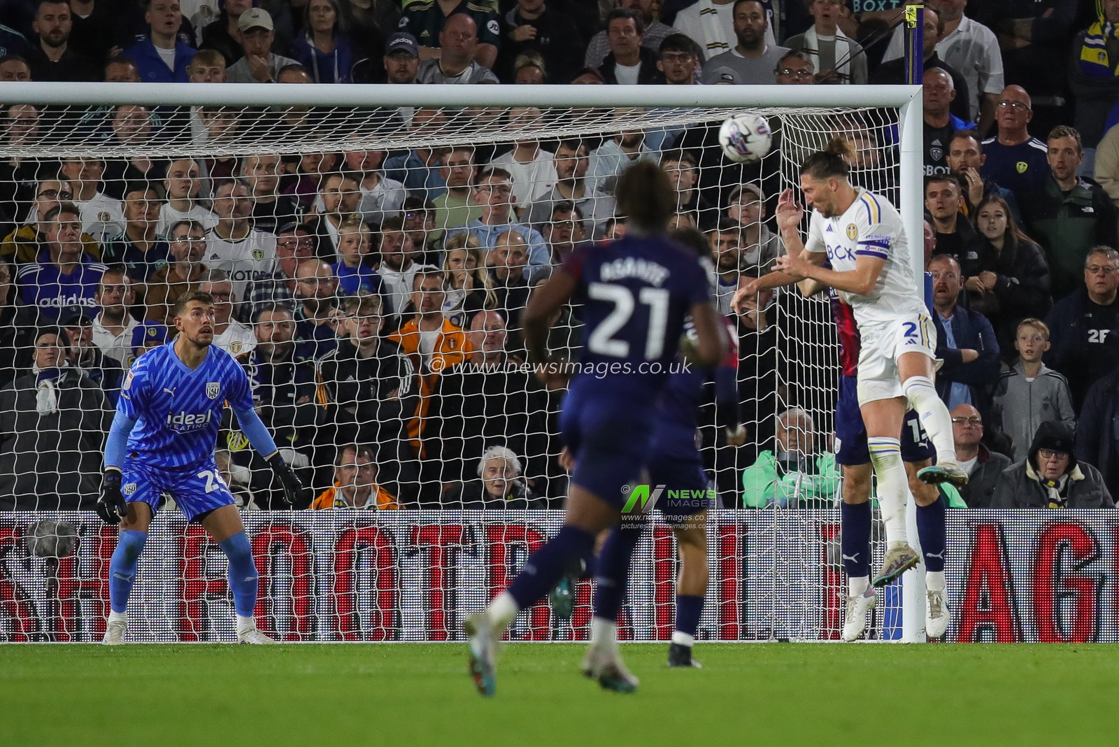 Luke Ayling #2 of Leeds United scores to make it 1-1 during the Sky Bet Championship match Leeds United vs West Bromwich Albion at Elland Road, Leeds, United Kingdom, 18th August 2023

(Photo by James Heaton/News Images)