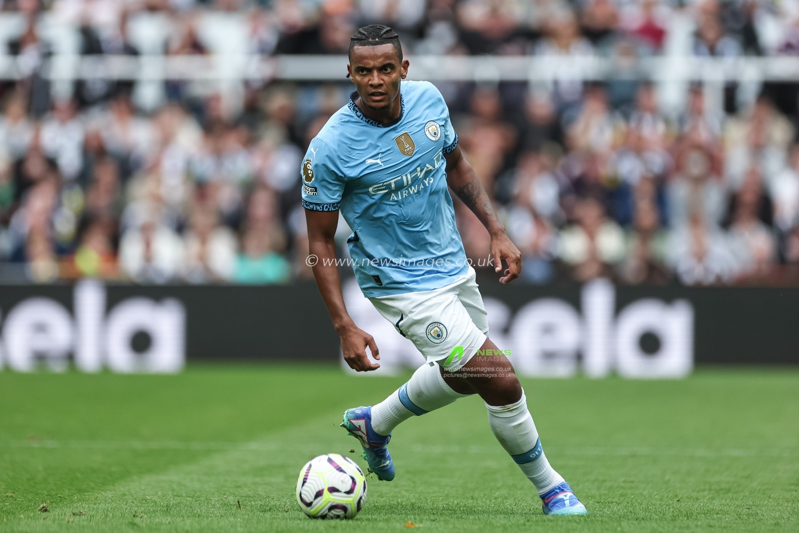 Manuel Akanji of Manchester City with the ball during the Premier League match Newcastle United vs Manchester City at St. James's Park, Newcastle, United Kingdom, 28th September 2024

(Photo by Mark Cosgrove/News Images)