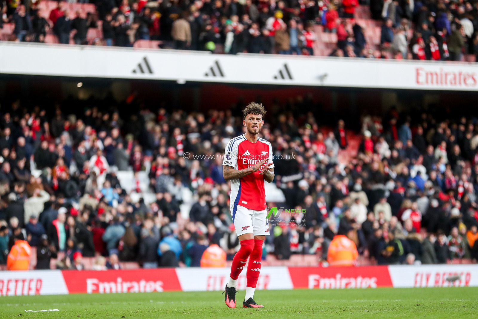 Ben White of Arsenal acknowledges the fans after the teams defeat following the Premier League match Arsenal vs West Ham United at Emirates Stadium, London, United Kingdom, 22nd February 2025

(Photo by Izzy Poles/News Images)