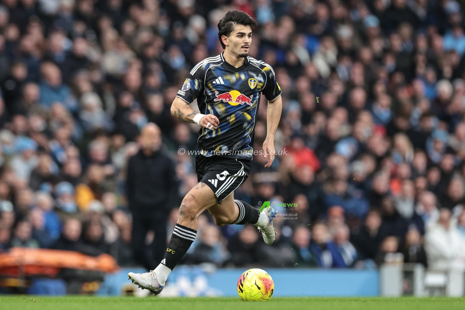 Pascal Struijk of Leeds United breaks with the ball during the Premier League match Manchester City vs Leeds United at Etihad Stadium, Manchester, United Kingdom, 29th November 2025

(Photo by Mark Cosgrove/News Images)

*** GER AUT SUI OUT ***