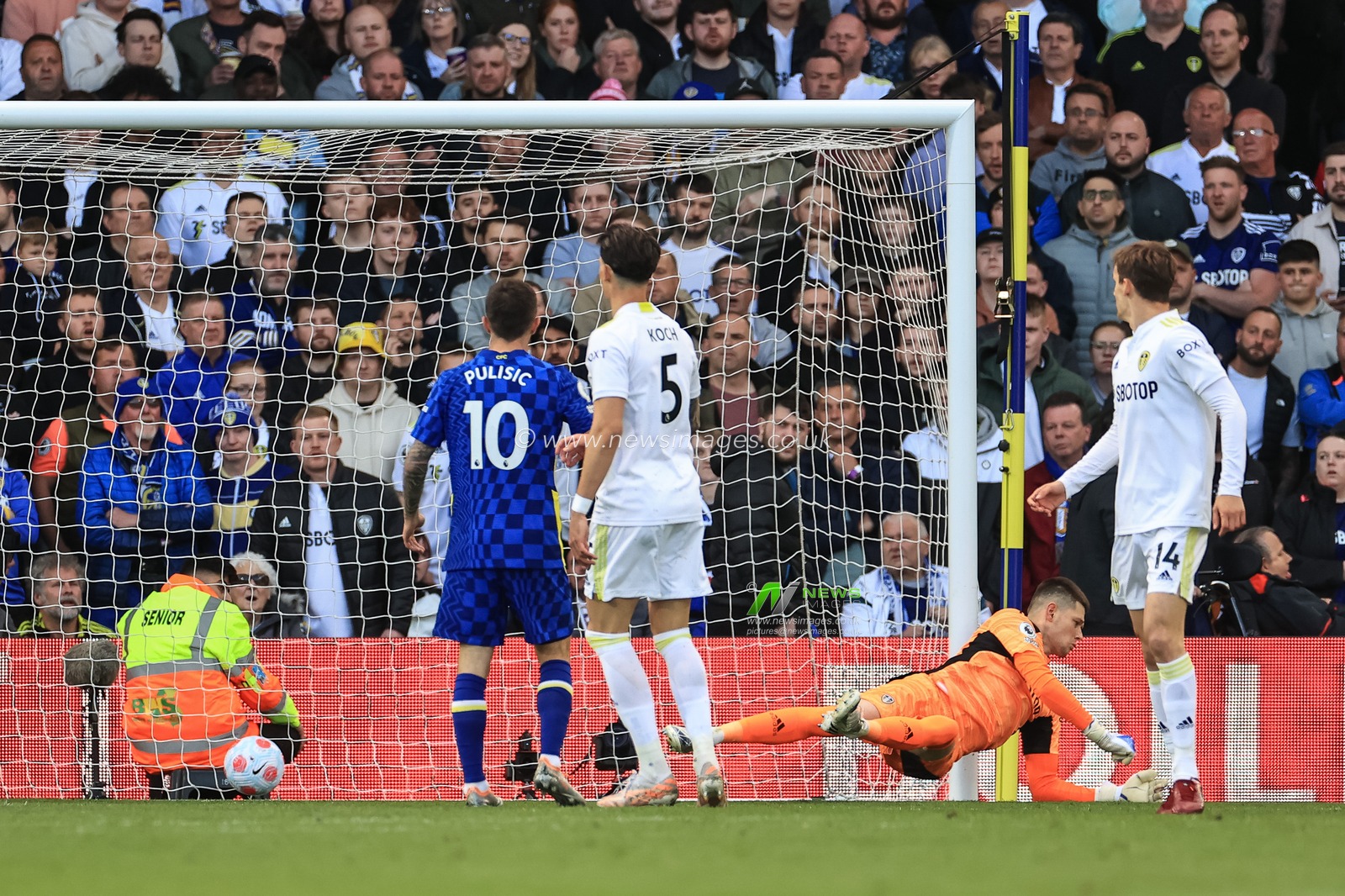 Mason Mount #19 of Chelsea scores to make it 0-1