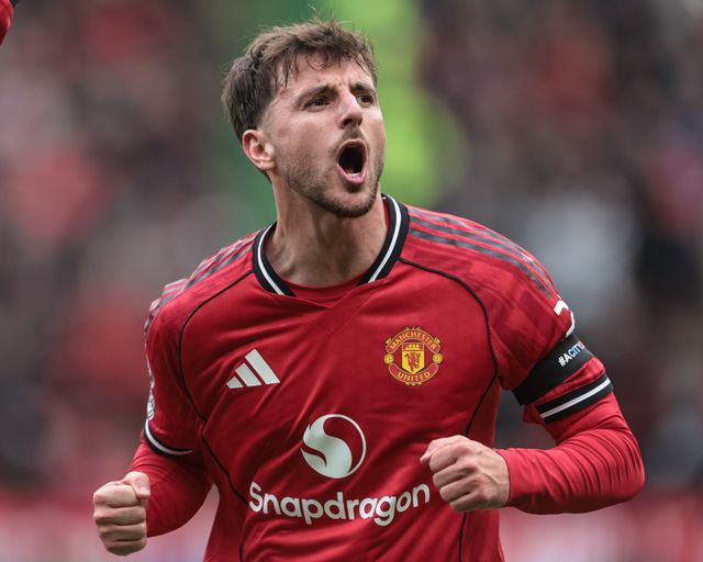 Mason Mount of Manchester United celebrates his goal to make it 1-0 during the Premier League match Manchester United vs Sunderland at Old Trafford, Manchester, United Kingdom, 4th October 2025

(Photo by Mark Cosgrove/News Images)