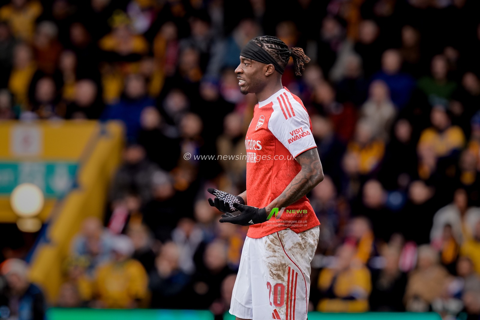 Noni Madueke of Arsenal gives his team instructions  during the Emirates FA Cup fifth round match Mansfield Town vs Arsenal at One Call Stadium, Mansfield, United Kingdom on 07 March 2026

(Photo by Maynard Manyowa/News Images)