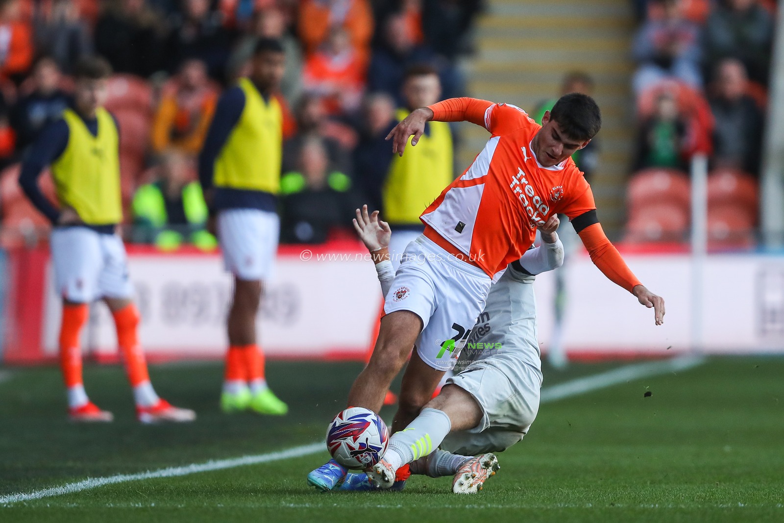 Georgie Gent of Barnsley tackles Rob Apter of Blackpool during the Sky Bet League 1 match Blackpool vs Barnsley at Bloomfield Road, Blackpool, United Kingdom, 19th October 2024

(Photo by Gareth Evans/News Images)