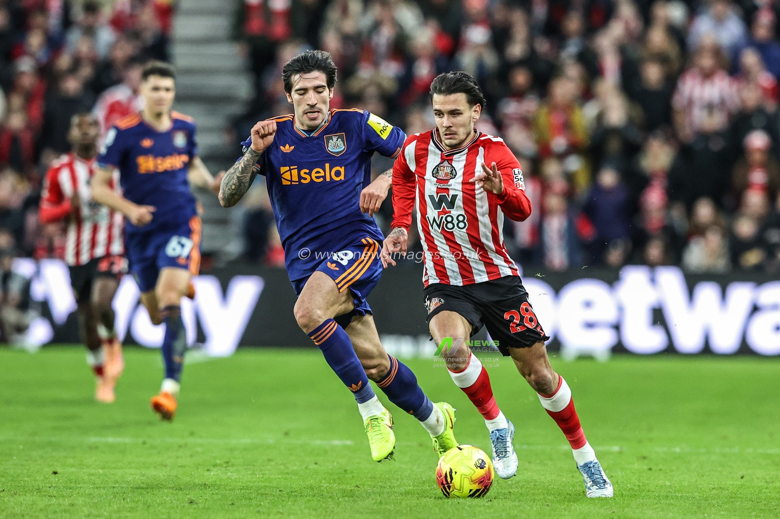 Enzo Le Fee of Sunderland breaks with the ball under pressure from Sandro Tonali of Newcastle United during the Premier League match Sunderland vs Newcastle United at Stadium Of Light, Sunderland, United Kingdom, 14th December 2025

(Photo by Alfie Cosgrove/News Images)

*** GER AUT SUI OUT ***