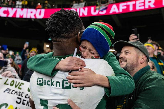 Siya Kolisi of South Africa embraces a young fan during the Quilter Nations Series 2025 match Wales vs South Africa at Principality Stadium, Cardiff, United Kingdom, 29th November 2025

(Photo by Andrew Lewis/News Images)

*** GER AUT SUI OUT ***