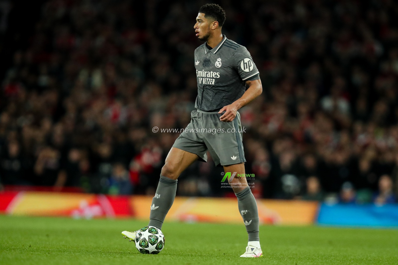 Jude Bellingham of Real Madrid runs with the ball during the UEFA Champions League Quarter-finals match Arsenal vs Real Madrid at Emirates Stadium, London, United Kingdom, 8th April 2025

(Photo by Izzy Poles/News Images)