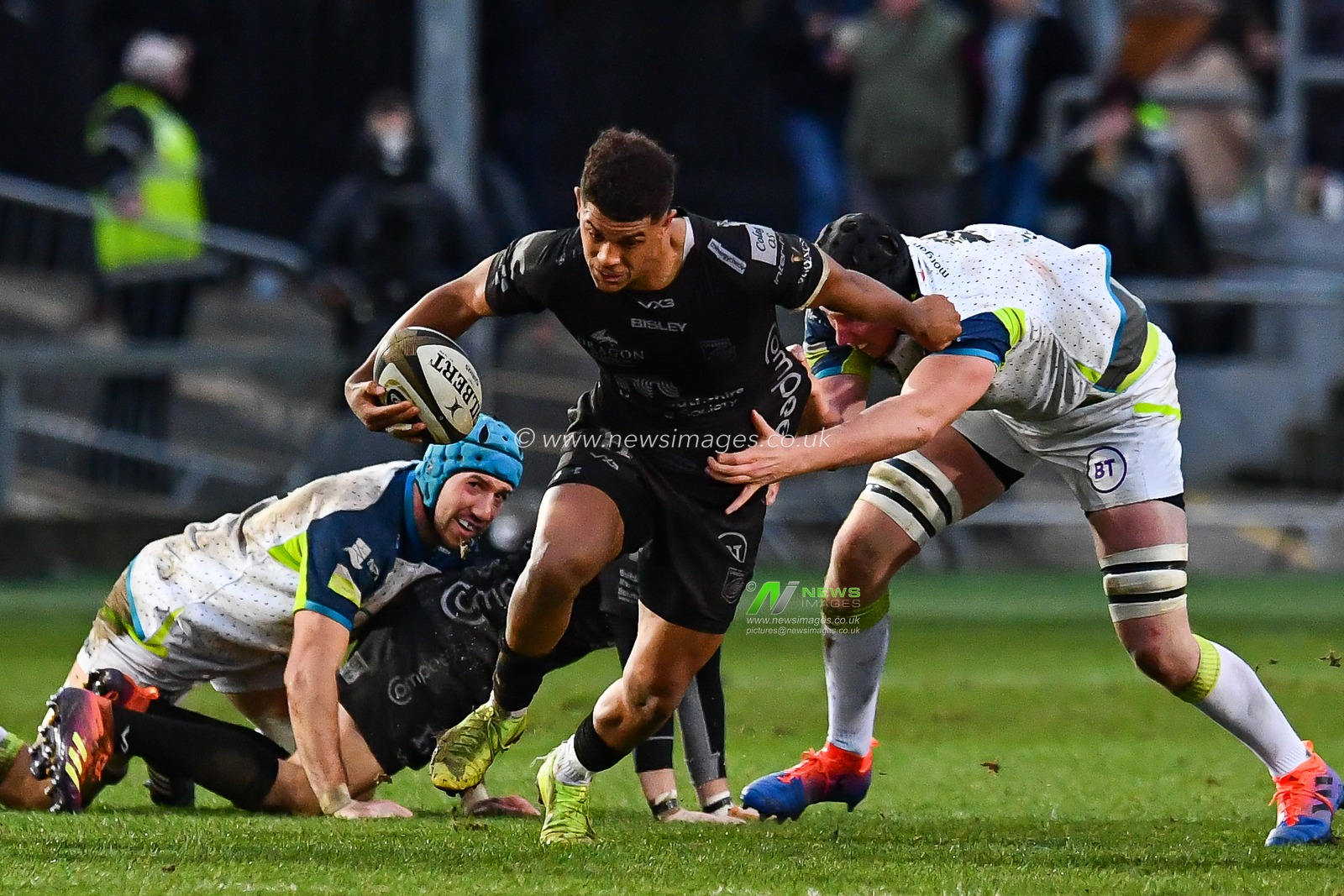 4th January 2020, Rodney Parade, Newport, Wales; Guinness PRO14, Dragons Rugby v Ospreys : Rio Dyer of Dragons evades the tackle of Adam Beard of Ospreys

Credit: Craig Thomas/News Images