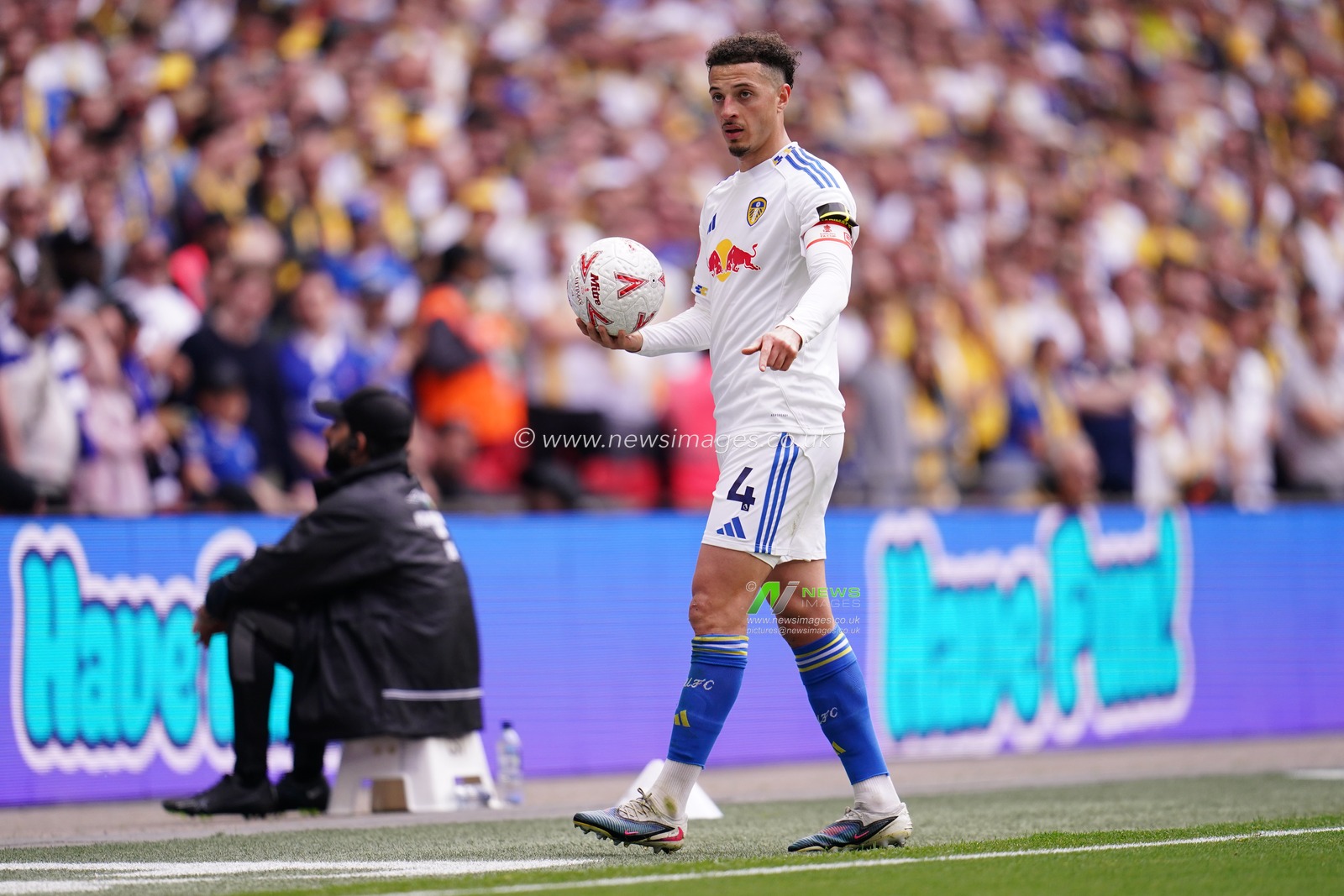 Ethan Ampadu of Leeds United prepares to take throw in during the Emirates FA Cup Semi-Final match Chelsea vs Leeds United at Wembley Stadium, London, United Kingdom on 26 April 2026

(Photo by Harvey Murphy/News Images)