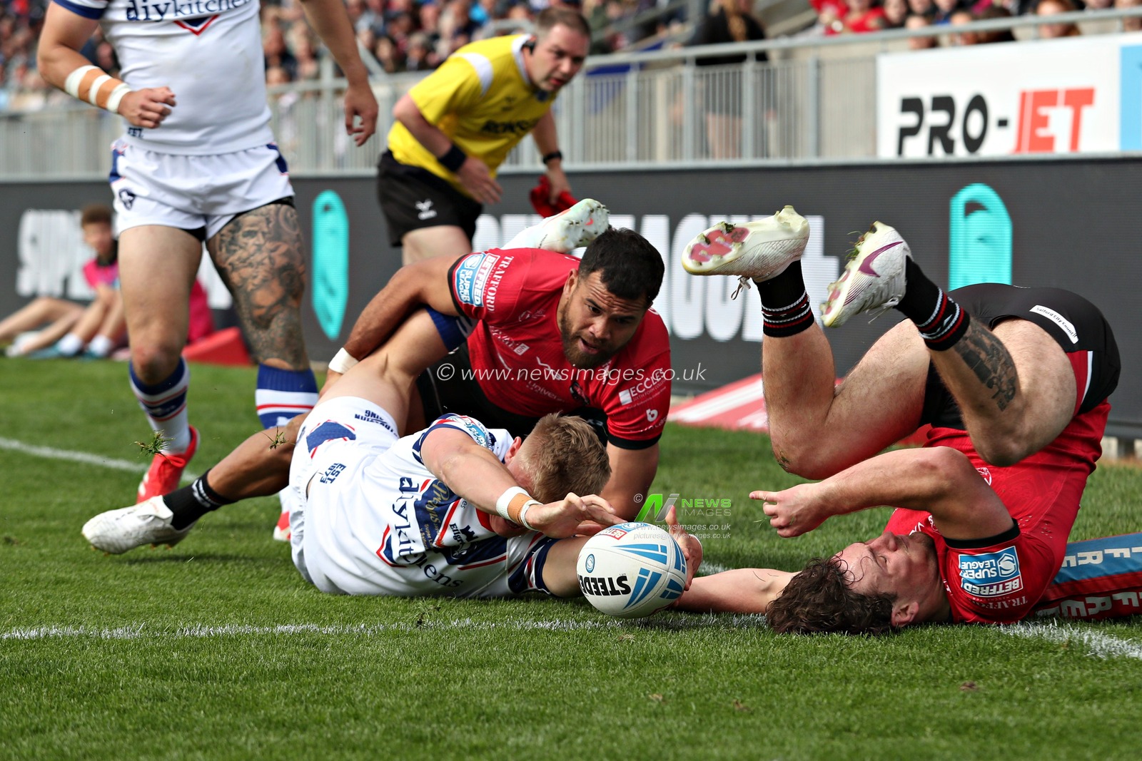 Jayden Myers of Wakefield Trinity attempts to score a try under pressures from Esan Marsters of Salford Red Devils and Harvey Wilson of Salford Red Devils during the Betfred Super League match Wakefield Trinity vs Salford Red Devils at DIY Kitchens Stadium, Wakefield, United Kingdom, 25th May 2025

(Photo by Sam Eaden/News Images)