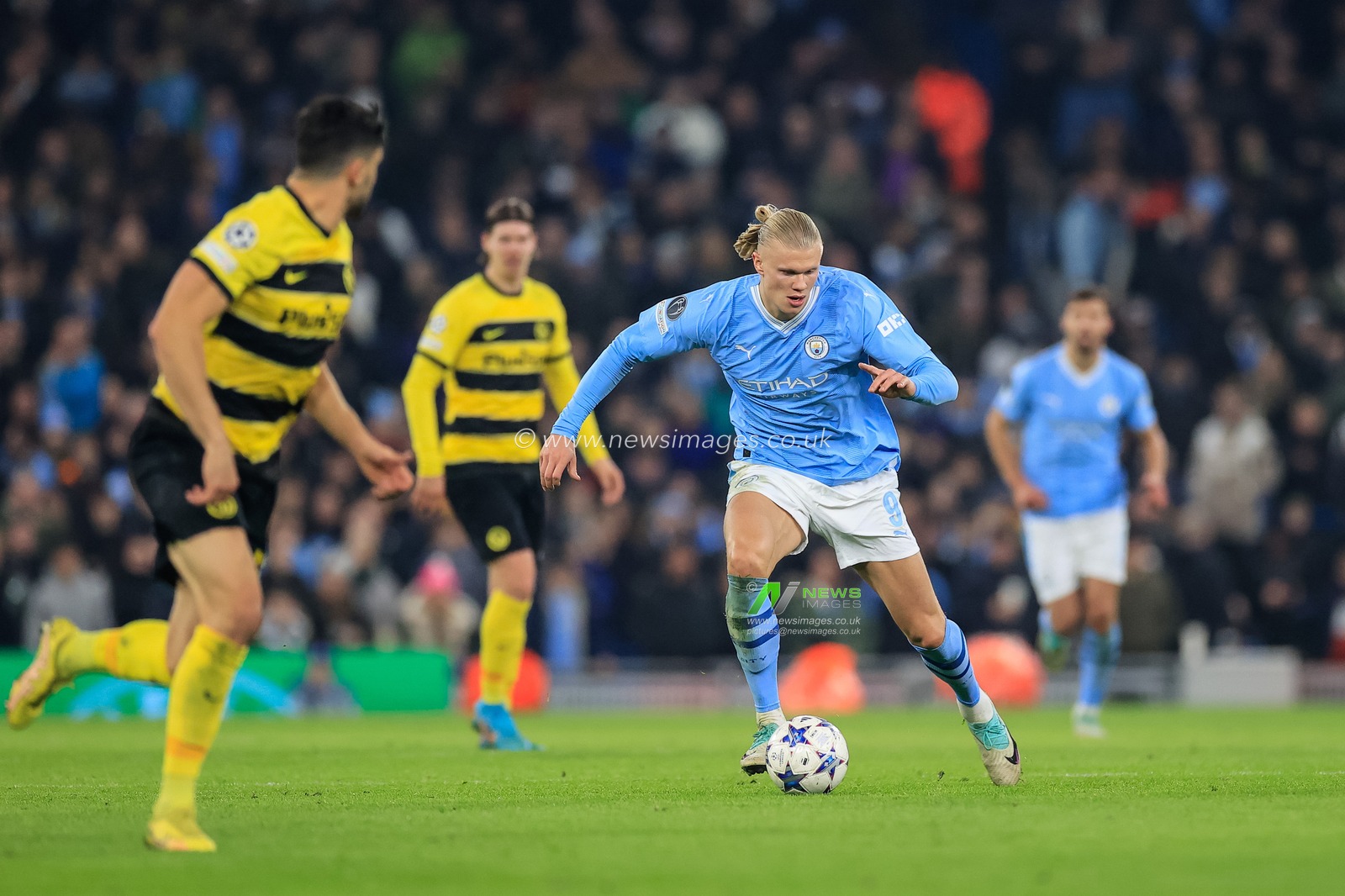 Erling Haaland #9 of Manchester City breaks with the ball during the UEFA Champions League match Manchester City vs Young Boys at Etihad Stadium, Manchester, United Kingdom, 7th November 2023

(Photo by Conor Molloy/News Images)