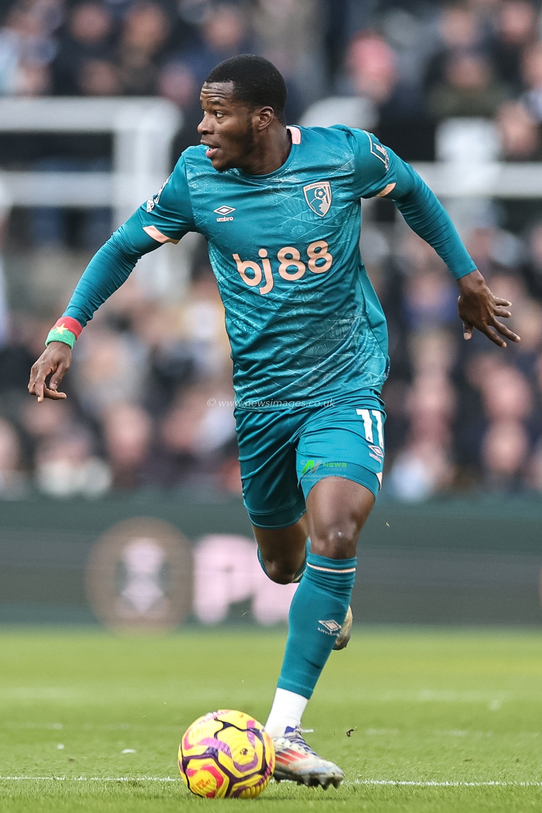 Dango Ouattara of Bournemouth breaks with the ball during the Premier League match Newcastle United vs Bournemouth at St. James's Park, Newcastle, United Kingdom, 18th January 2025

(Photo by Mark Cosgrove/News Images)