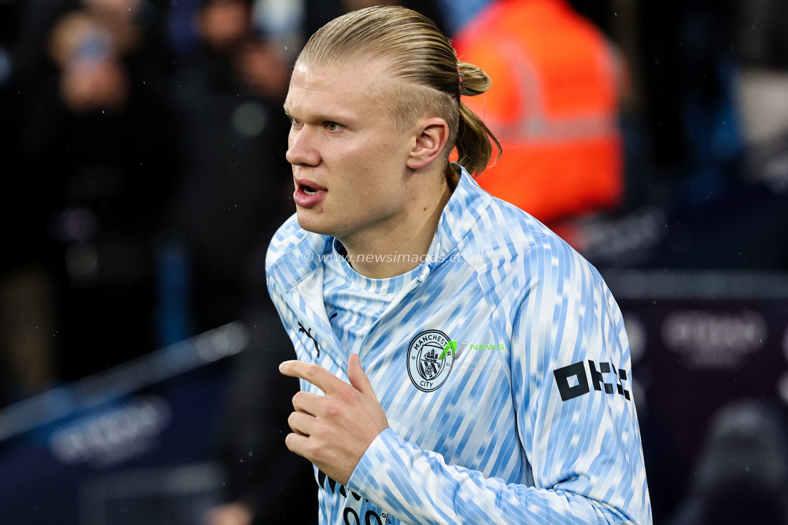 Erling Haaland of Manchester City warms up ahead of the Premier League match Manchester City vs Liverpool at Etihad Stadium, Manchester, United Kingdom, 9th November 2025

(Photo by Mark Cosgrove/News Images)

*** GER AUT SUI OUT ***