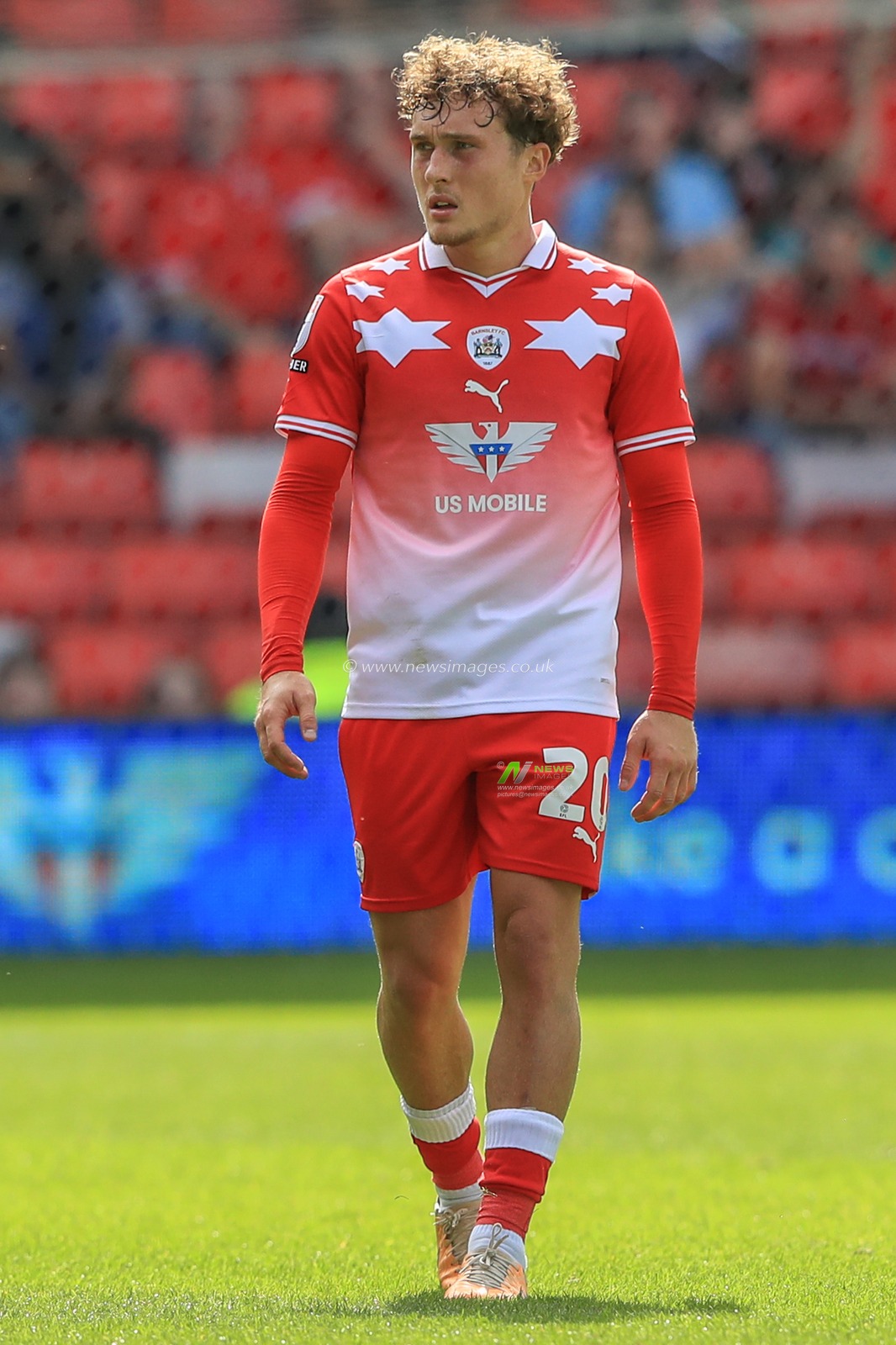 Callum Styles #20 of Barnsley during the Sky Bet League 1 match Barnsley vs Oxford United at Oakwell, Barnsley, United Kingdom, 19th August 2023

(Photo by Alfie Cosgrove/News Images)