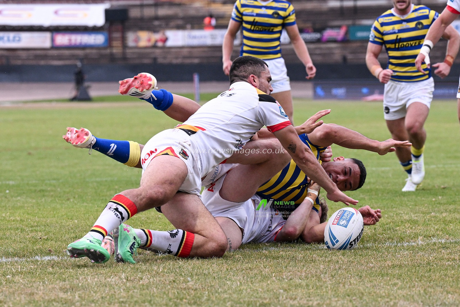 Albert Hopoate of Warrington Wolves scores his team's second try during the Betfred Super League round 22 match Bradford Bulls vs Warrington Wolves at Odsal Stadium, Bradford, United Kingdom on 08 August 2026

(Photo by Ben Roberts/News Images)