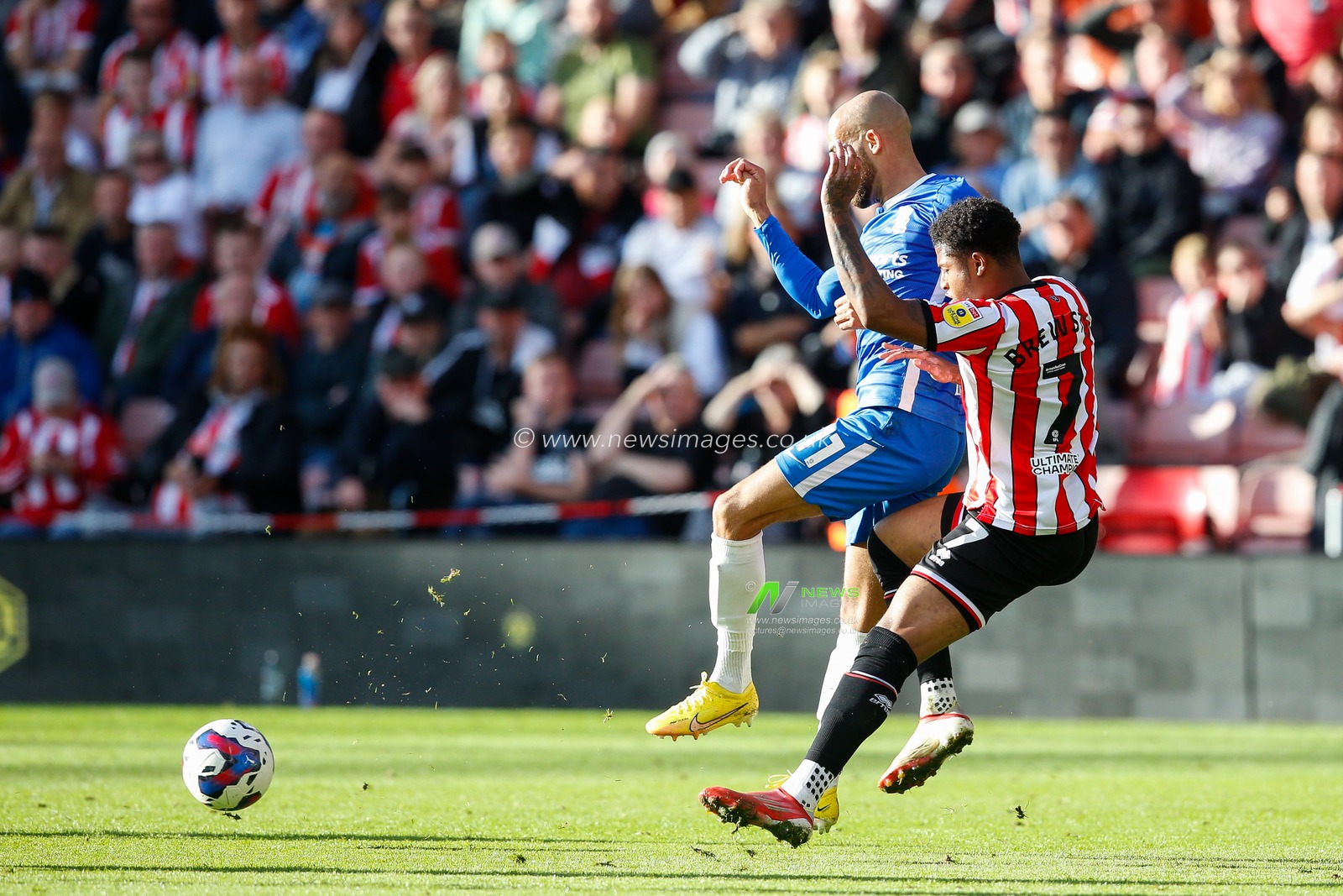 Rhian Brewster #7 of Sheffield United and Jordan Graham #11 of Birmingham City during the Sky Bet Championship match Sheffield United vs Birmingham City at Bramall Lane, Sheffield, United Kingdom, 1st October 2022

(Photo by Ben Early/News Images)