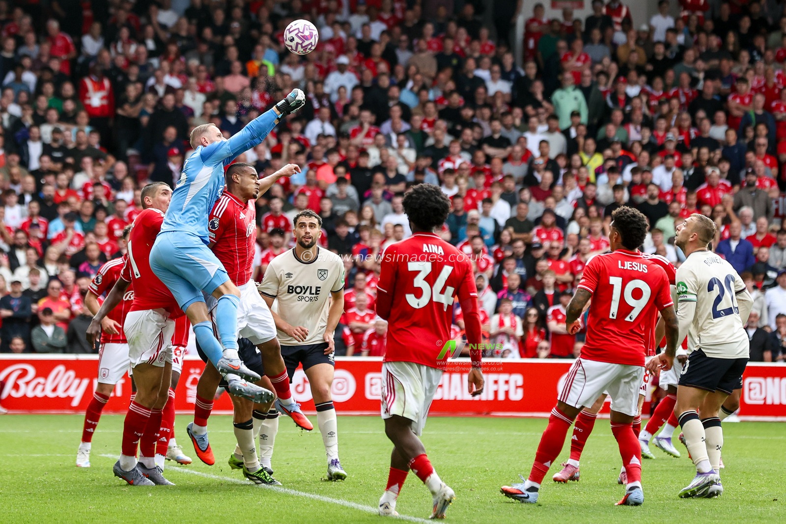 Matz Sels of Nottingham Forest makes a save during the Premier League match Nottingham Forest vs West Ham United at City Ground, Nottingham, United Kingdom, 31st August 2025

(Photo by Alfie Cosgrove/News Images)