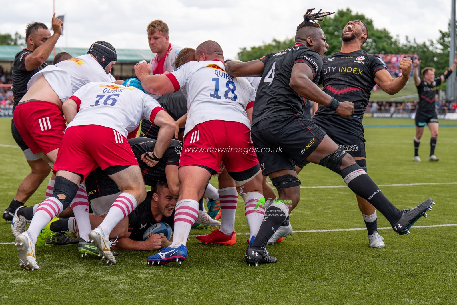 Ben Earl #7 of Saracens score a try much to delight of  Maro Itoje #4 of Saracens and  Andy Christie #20 of Saracens