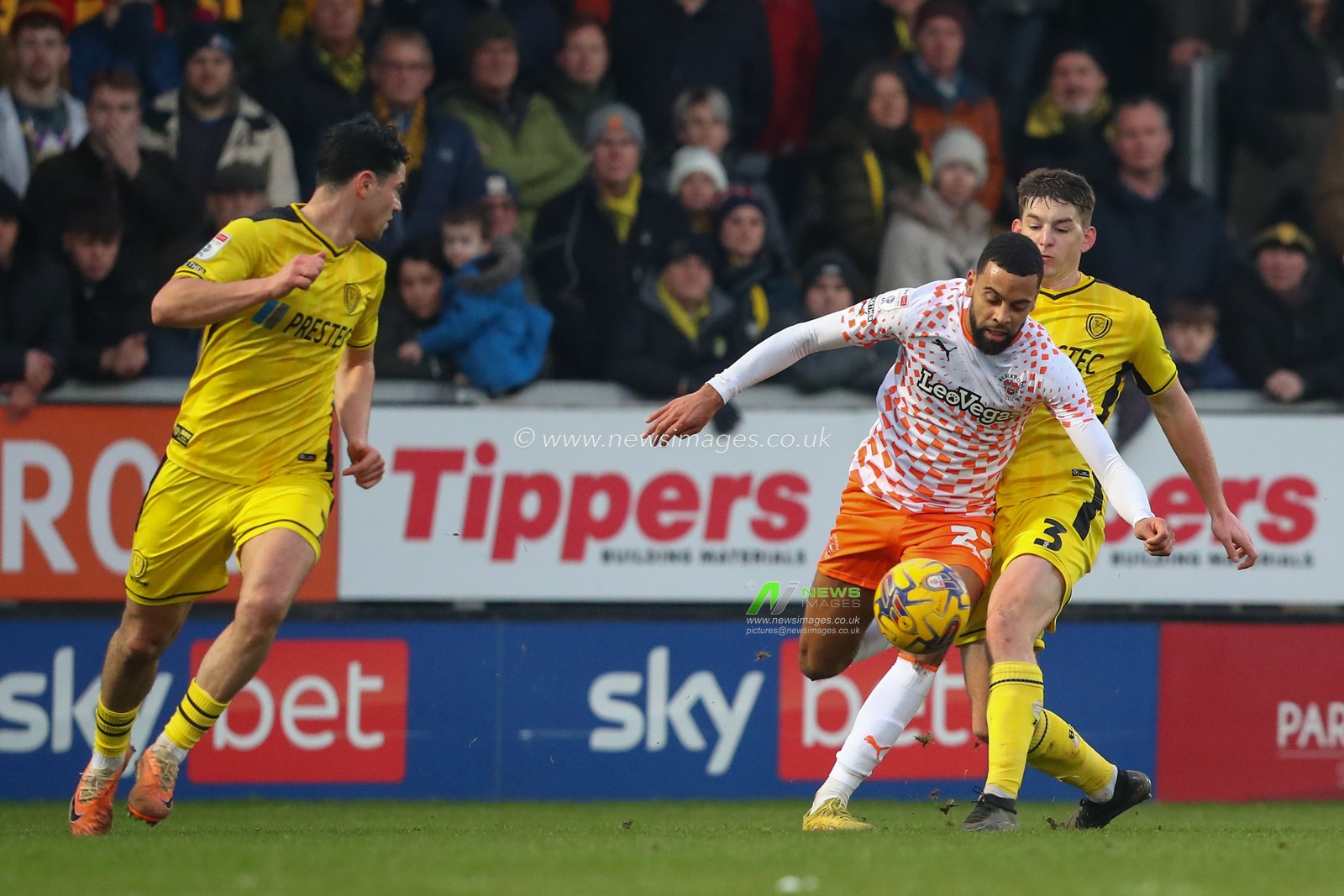 Steve Seddon #3 of Burton Albion tackles CJ Hamilton #22 of Blackpool during the Sky Bet League 1 match Burton Albion vs Blackpool at Pirelli Stadium, Burton upon Trent, United Kingdom, 26th December 2023

(Photo by Gareth Evans/News Images)