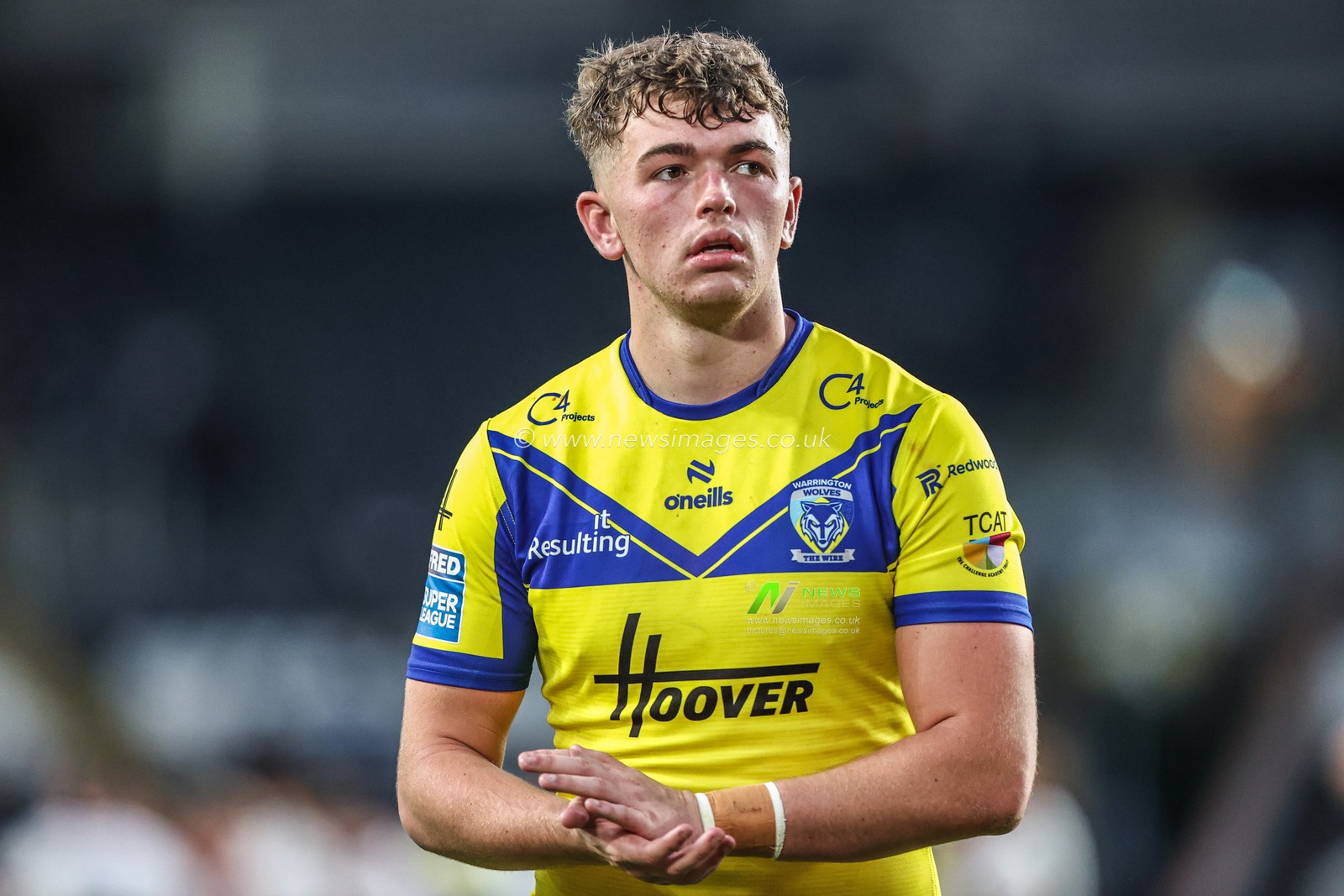 Tom McKinney of Warrington Wolves applauds the fans after the game during the Betfred Super League Round 26 match Hull FC vs Warrington Wolves at MKM Stadium, Hull, United Kingdom, 13th September 2025

(Photo by Alfie Cosgrove/News Images)