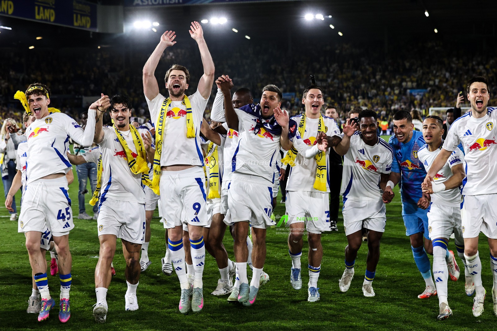 Leeds United players celebrate promotion to the Premier League after the Sky Bet Championship match Leeds United vs Bristol City at Elland Road, Leeds, United Kingdom, 28th April 2025

(Photo by Alfie Cosgrove/News Images)