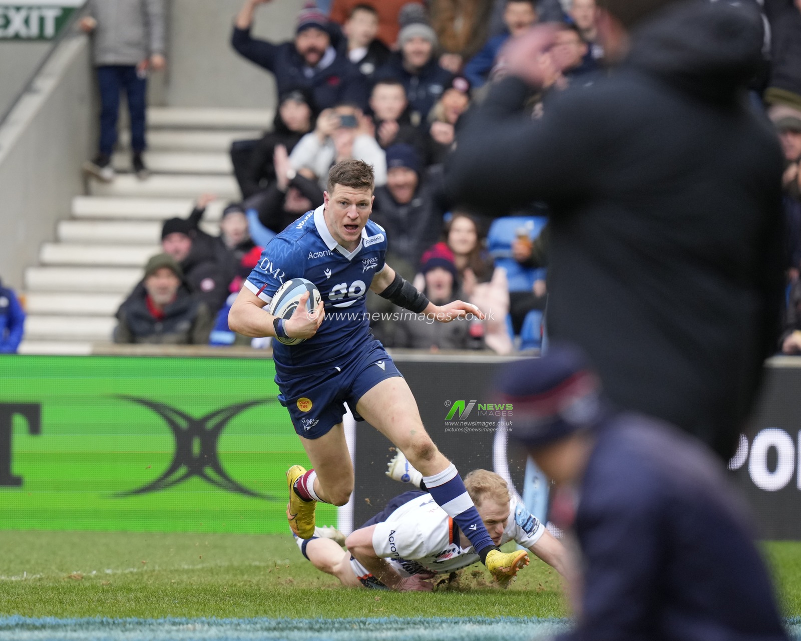 Sam James #13 of Sale Sharks beats Aled Davies #9 of Saracens and crosses the line to score a try during the Gallagher Premiership match Sale Sharks vs Saracens at AJ Bell Stadium, Eccles, United Kingdom, 5th March 2023

(Photo by Steve Flynn/News Images)