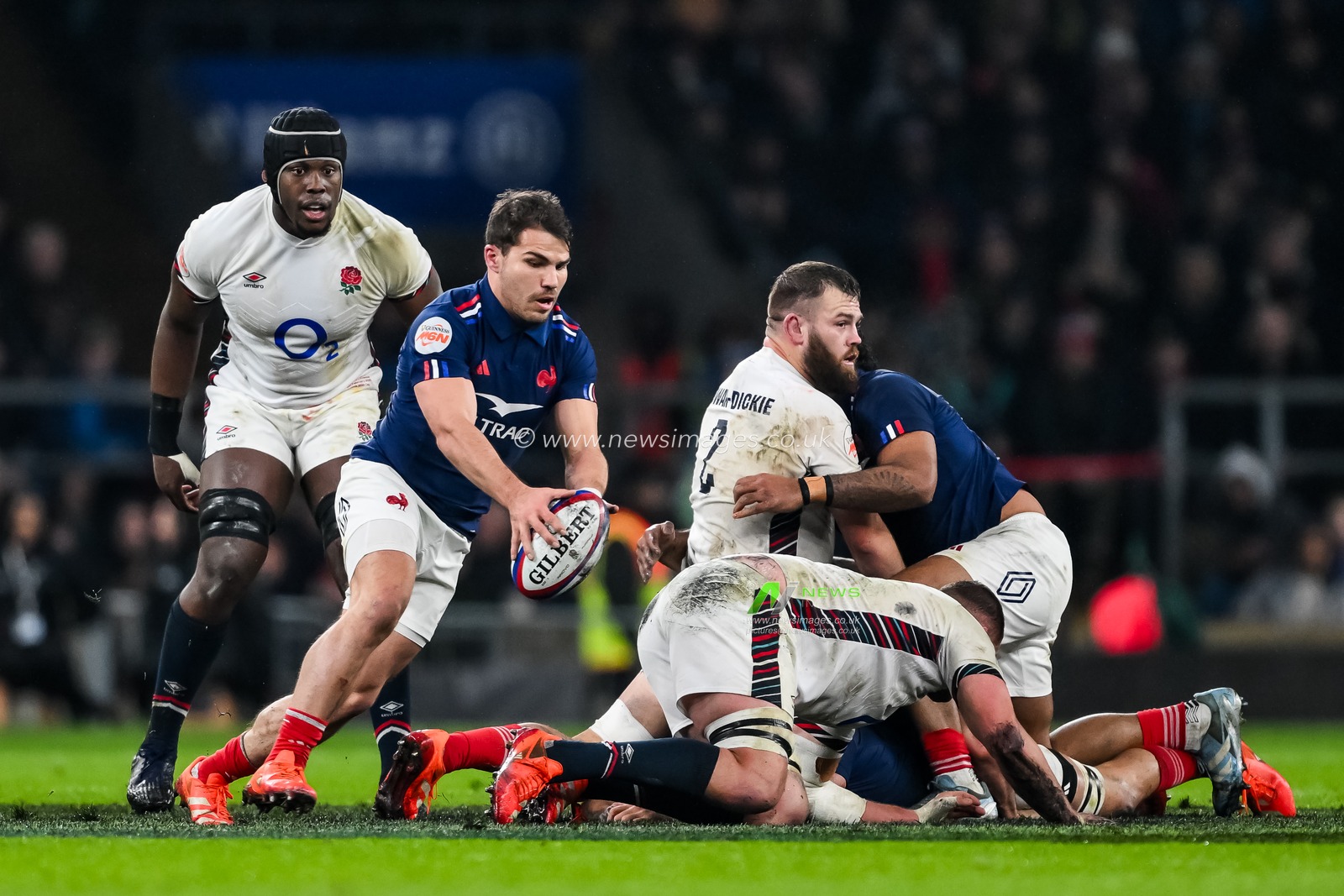 Antoine Dupont of France makes a break during the 2025 Guinness 6 Nations match England vs France at Allianz Stadium,, Twickenham, United Kingdom, 8th February 2025

(Photo by Craig Thomas/News Images)