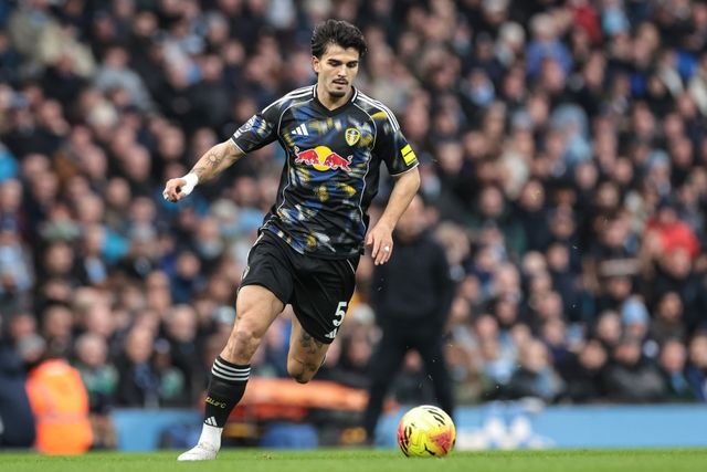 Pascal Struijk of Leeds United with the ball during the Premier League match Manchester City vs Leeds United at Etihad Stadium, Manchester, United Kingdom, 29th November 2025

(Photo by Mark Cosgrove/News Images)

*** GER AUT SUI OUT ***