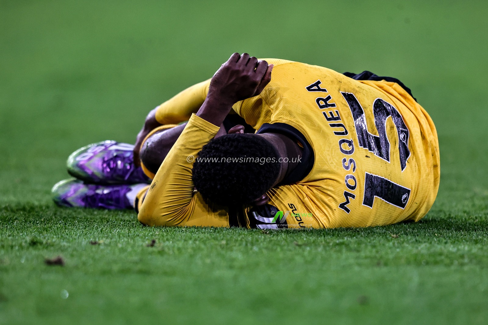 Yerson Mosquera of Wolverhampton Wanderers goes down with an injury during the Premier League match Wolverhampton Wanderers vs West Ham United at Molineux, Wolverhampton, United Kingdom, 3rd January 2026

(Photo by Alfie Cosgrove/News Images)

*** GER AUT SUI OUT ***