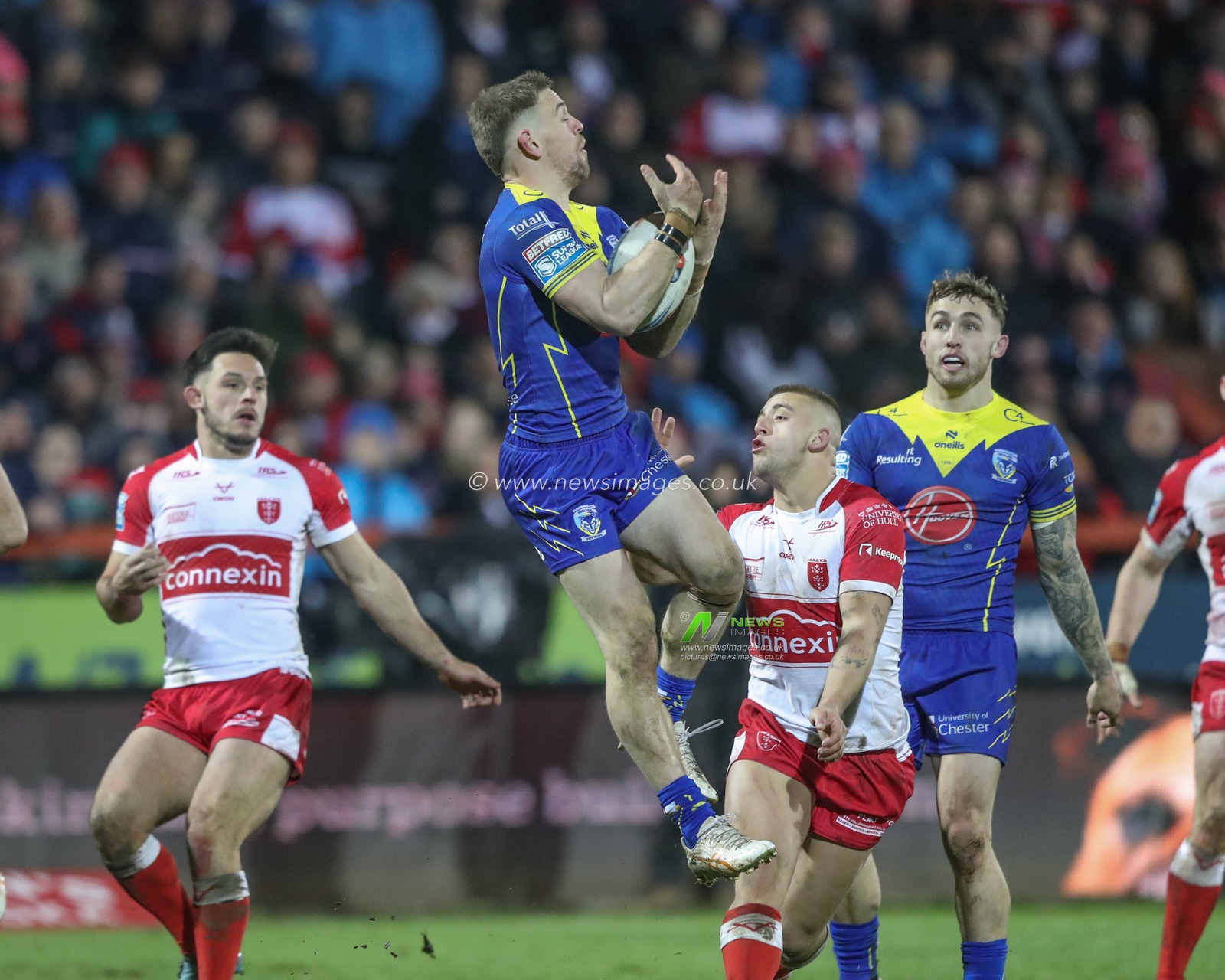 Matt Dufty of Warrington Wolves collects the ball during the Betfred Super League Round 4 match Hull KR vs Warrington Wolves at Sewell Group Craven Park, Kingston upon Hull, United Kingdom, 7th March 2024

(Photo by Alfie Cosgrove/News Images)