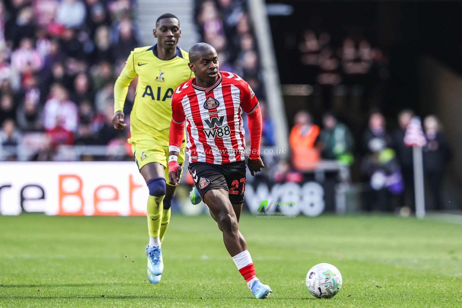 Noah Sadiki of Sunderland breaks with the ball during the Premier League match Sunderland vs Tottenham Hotspur at Stadium Of Light, Sunderland, United Kingdom on 12 April 2026

(Photo by Alfie Cosgrove/News Images)