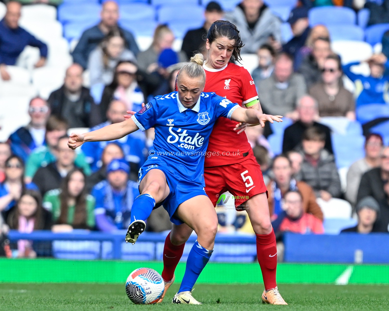 Hanna Bennison of Everton Women and Niamh Fahey of Liverpool Women battle for the ball, during The FA Women's Super League match Everton Women vs Liverpool Women at Goodison Park, Liverpool, United Kingdom, 24th March 2024

(Photo by Cody Froggatt/News Images)