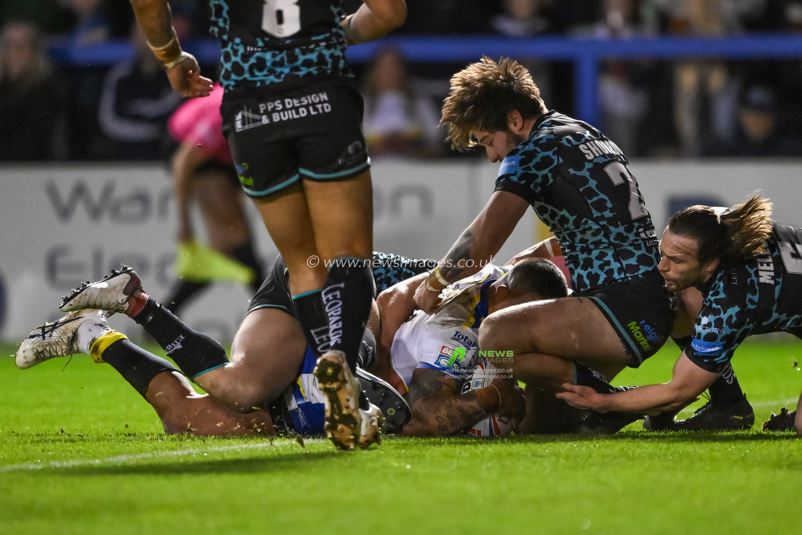 Paul Vaughan #10 of Warrington Wolves goes over for a try during the Betfred Super League Round 5 match Warrington Wolves vs Leigh Leopards at Halliwell Jones Stadium, Warrington, United Kingdom, 17th March 2023

(Photo by Craig Thomas/News Images)