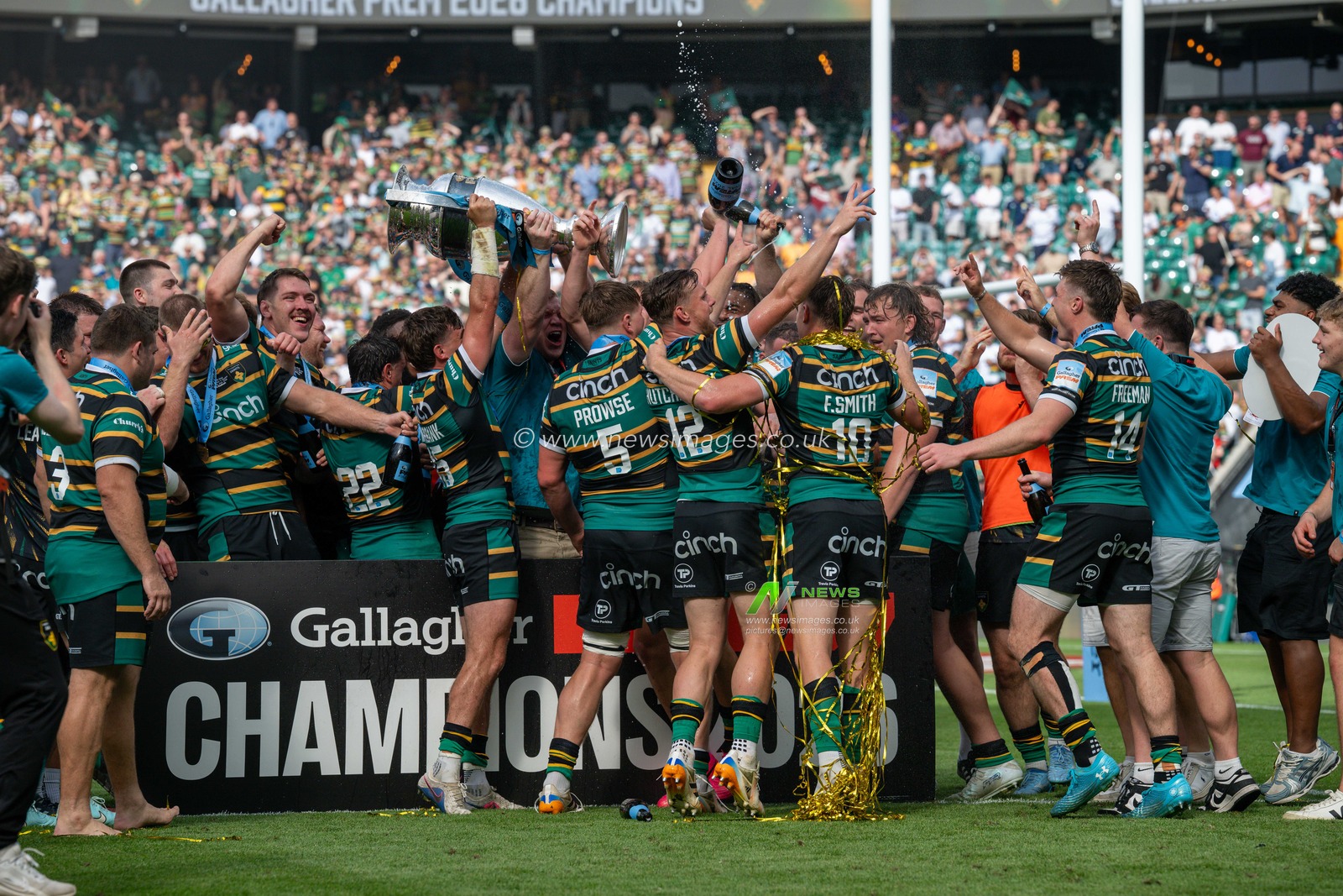Northampton Saints Celebrate following their win in the Gallagher PREM Final match Northampton Saints vs Exeter Chiefs at Allianz Stadium, Twickenham, United Kingdom on 20 June 2026.

(Photo by Alex Williamson/News Images)