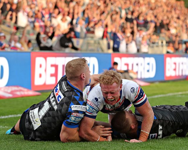 Lachlan Walmsley of Wakefield Trinity celebrates his try during the Betfred Super League round 20 match Wakefield Trinity vs Leeds Rhinos at DIY Kitchens Stadium, Wakefield, United Kingdom, 24th July 2025(Photo by Sam Eaden/News Images)