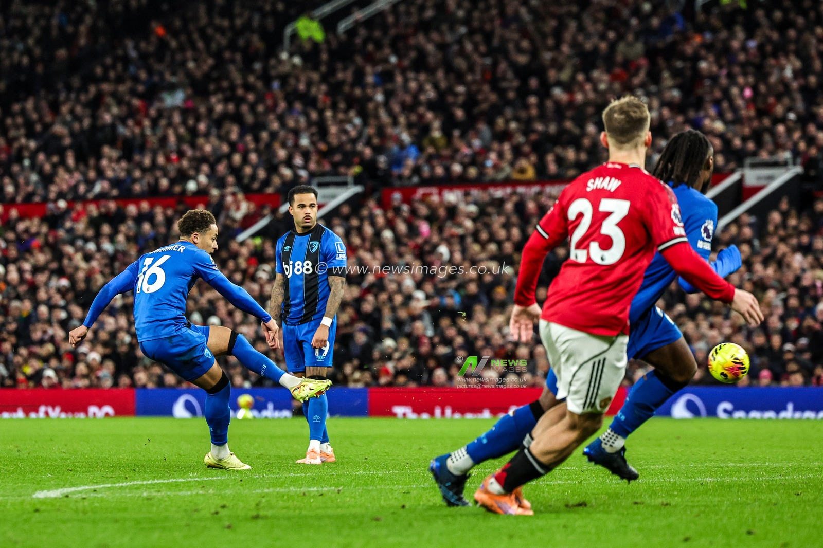 Marcus Tavernier of Bournemouth scores to make it 2-3 during the Premier League match Manchester United vs Bournemouth at Old Trafford, Manchester, United Kingdom, 15th December 2025

(Photo by Mark Cosgrove/News Images)

*** GER AUT SUI OUT ***