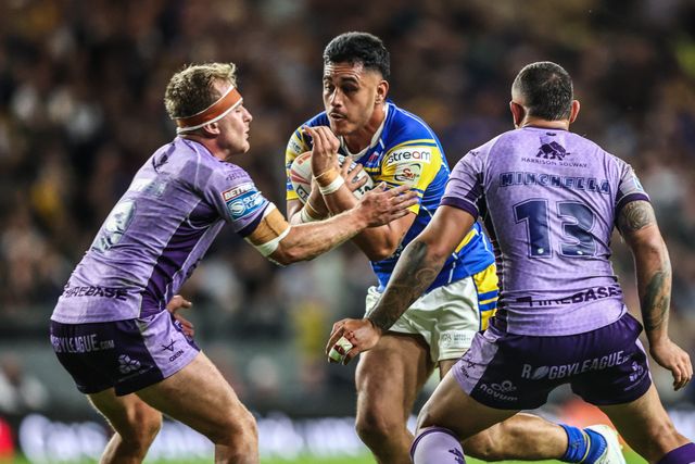 Keenan Palasia of Leeds Rhinos is tackled by Jez Litten of Hull KR and Elliot Minchella of Hull KR during the Betfred Super League round 23 match Leeds Rhinos vs Hull KR at Headingley Stadium, Leeds, United Kingdom, 21st August 2025

(Photo by Alfie Cosgrove/News Images)