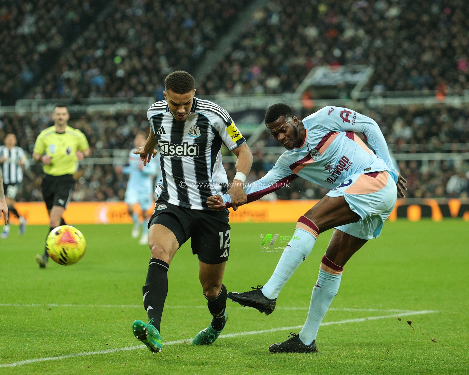 Dango Ouattara of Brentford crosses the ball during the Premier League match Newcastle Untied vs Brentford at St. James's Park, Newcastle, United Kingdom on 07 February 2026

(Photo by Richard Bierton/News Images)