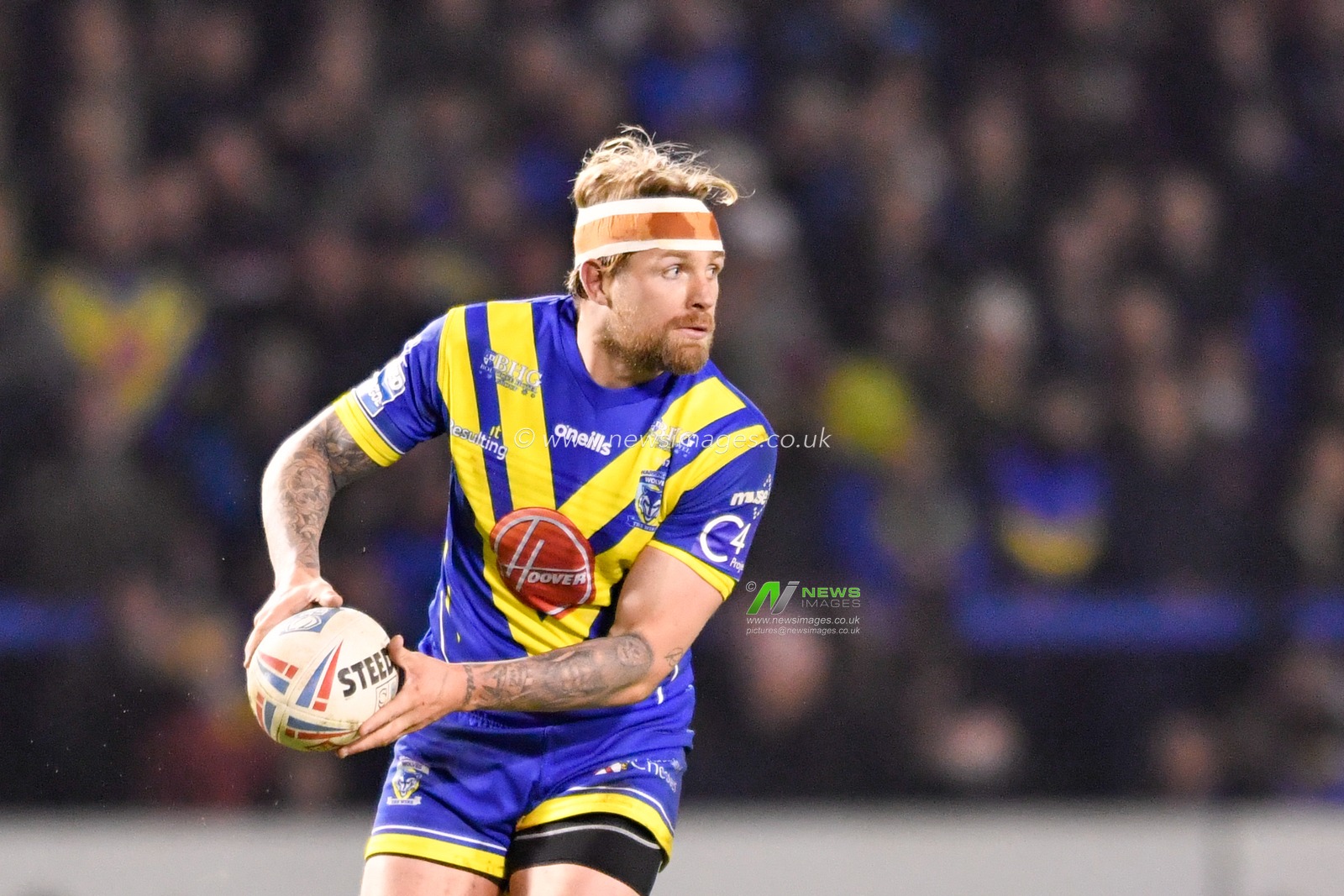 6th February 2020, Halliwell Jones Stadium, Warrington, England; Betfred Super League, Warrington Wolves v Saint Helens : Blake Austin (6) of Warrington Wolves looks for a pass