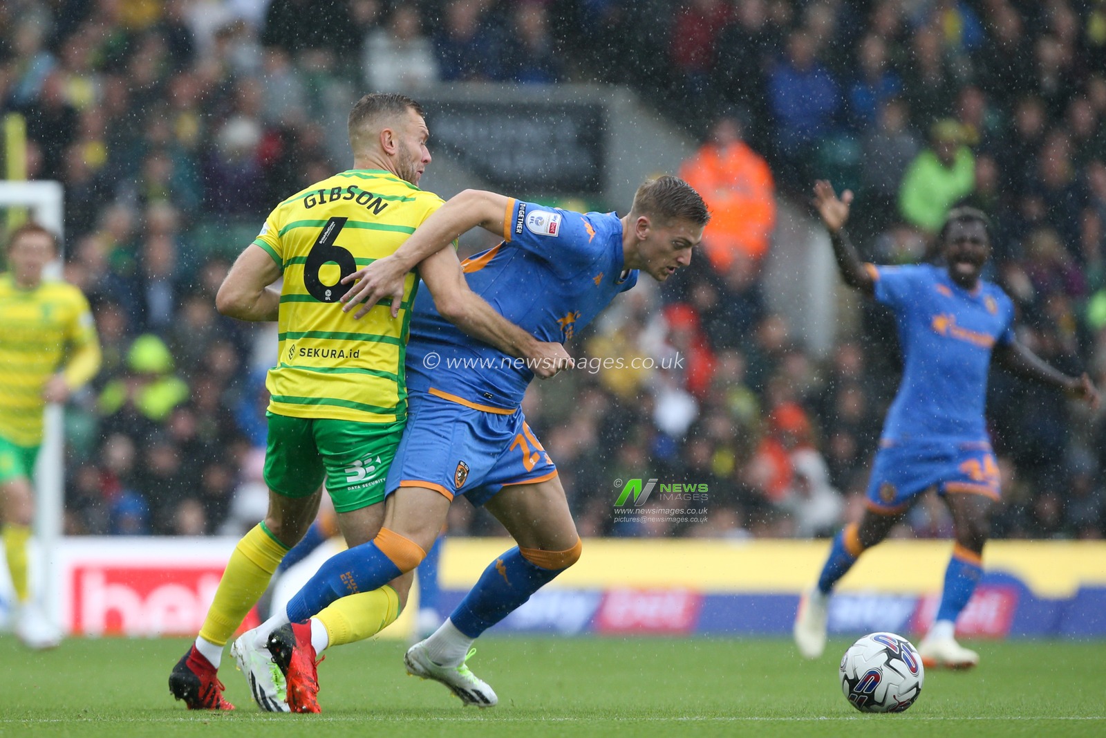 Liam Delap #20 of Hull City  and Ben Gibson #6 of Norwich City tussle for the ball during the Sky Bet Championship match Norwich City vs Hull City at Carrow Road, Norwich, United Kingdom, 5th August 2023

(Photo by Arron Gent/News Images)