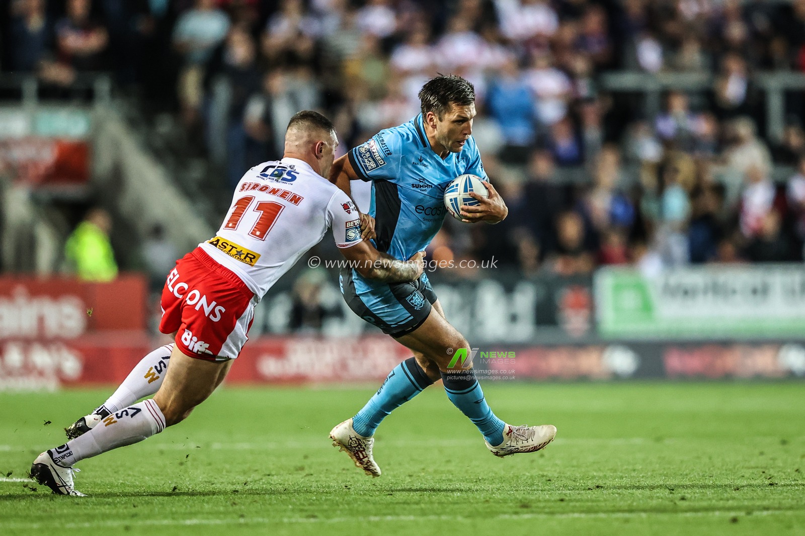 Tom Briscoe of Hull FC breaks with the ball under pressure from Curtis Sironen of St. Helens during the Betfred Super League round 23 match St Helens vs Hull FC at Totally Wicked Stadium, St Helens, United Kingdom, 22nd August 2025

(Photo by Alfie Cosgrove/News Images)
