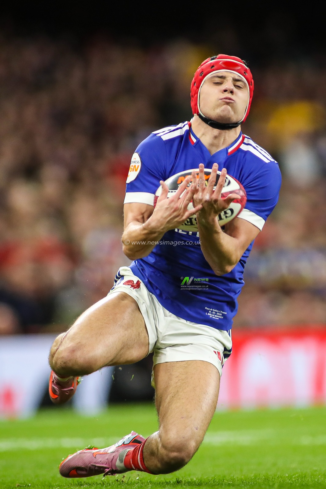 Louis Bielle-Biarrey of France catches the ball during the Guinness Six Nations match Wales vs France at Principality Stadium, Cardiff, United Kingdom, 15th February 2026

(Photo by Andrew Lewis/News Images)