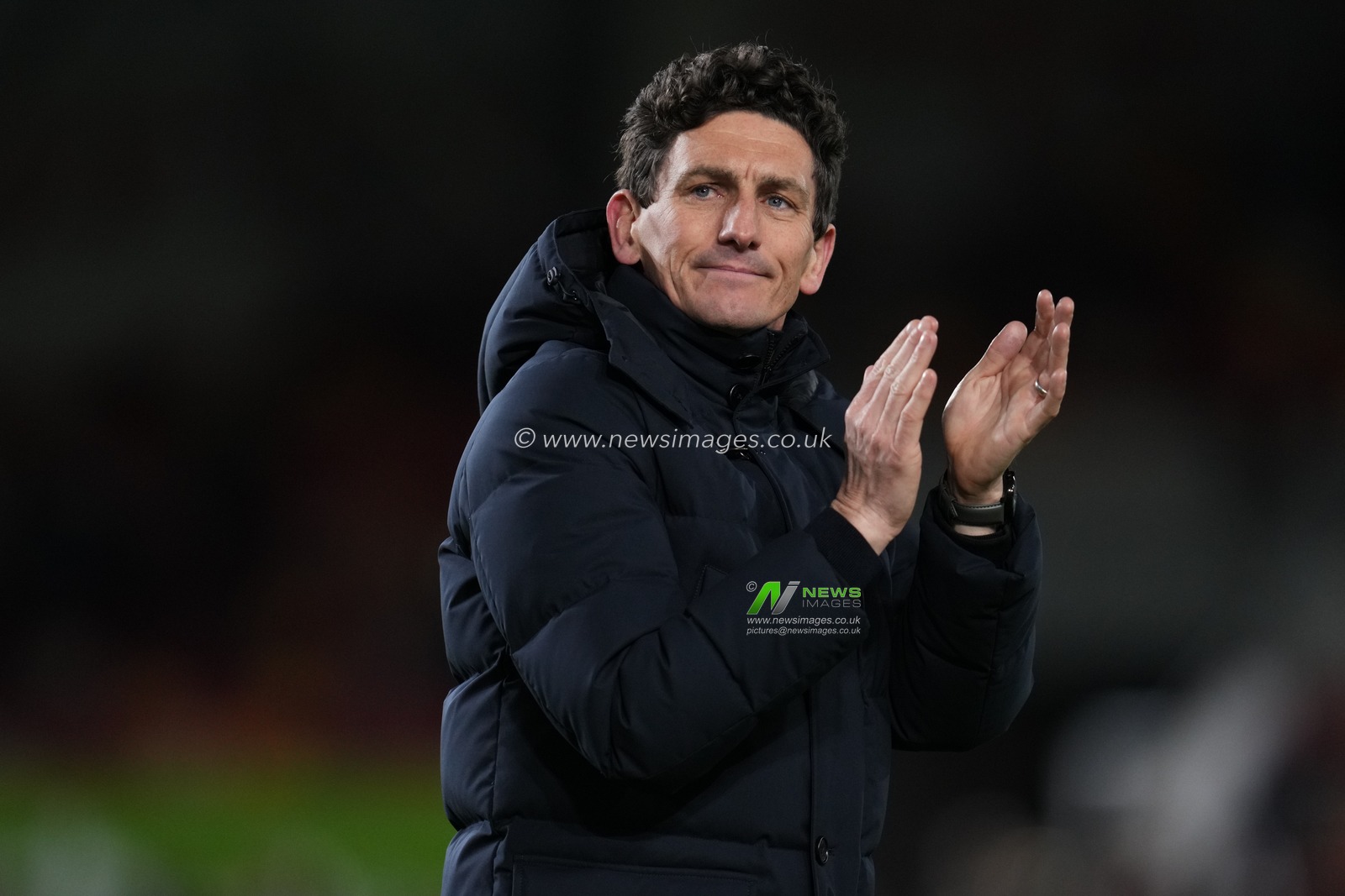 Keith Andrews manager of Brentford applauds home support at full time during the Premier League match Brentford vs Tottenham Hotspur at The Gtech Community Stadium, London, United Kingdom, 1st January 2026

(Photo by Harvey Murphy/News Images)

*** GER AUT SUI OUT ***