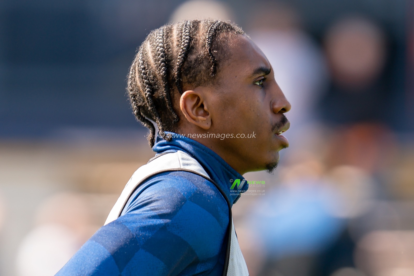 Amariâ€™i Bell #29 of Luton Town warming up