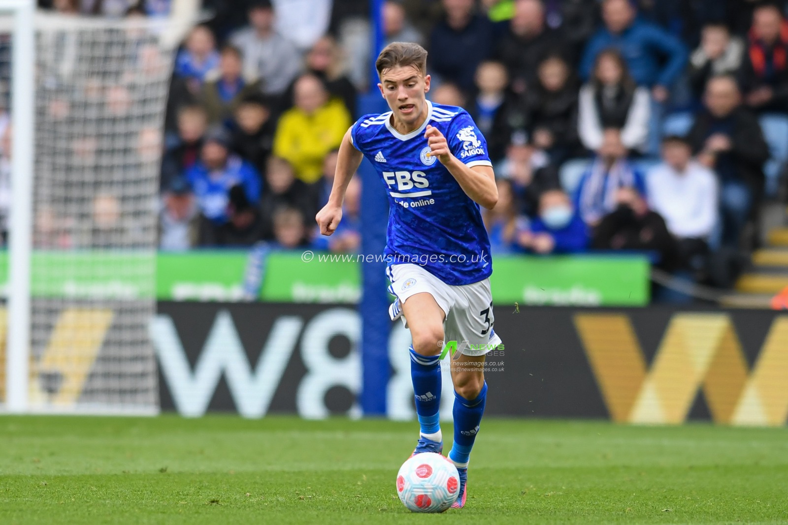 Luke Thomas #33 of Leicester City runs forward with the ball