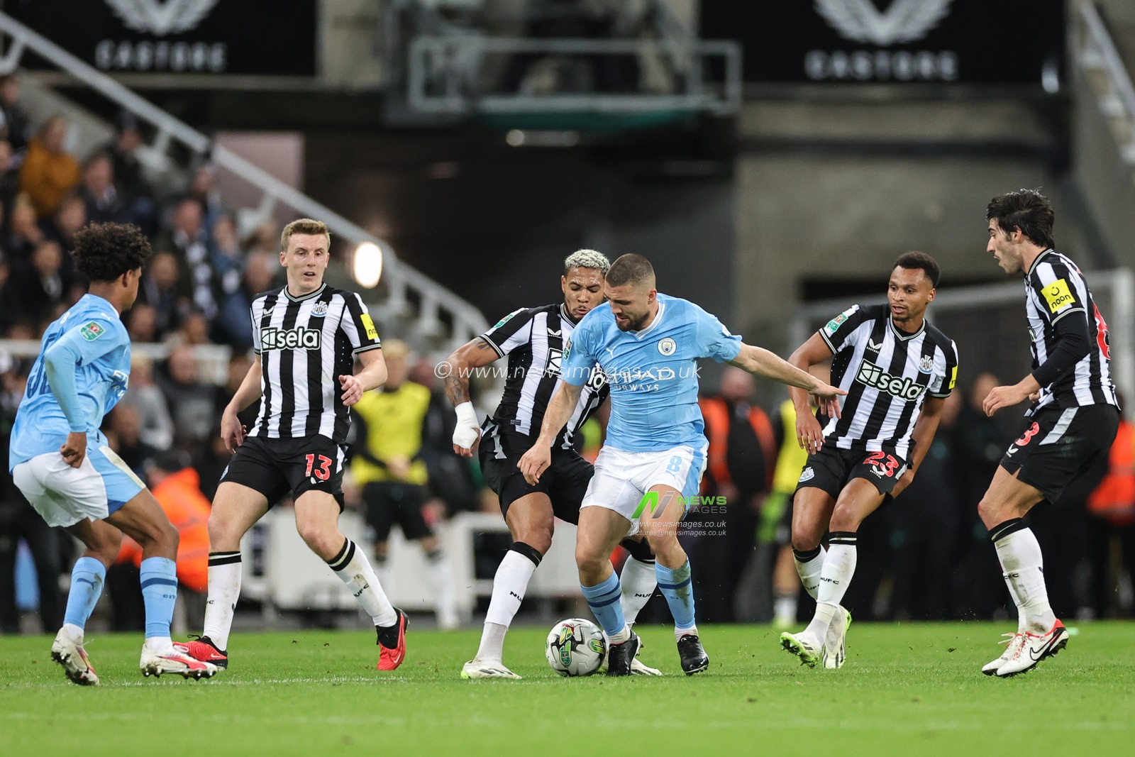 Mateo KovaÄiÄ‡ #8 of Manchester City is tackled by Joelinton #7 of Newcastle United during the Carabao Cup Third Round match Newcastle United vs Manchester City at St. James's Park, Newcastle, United Kingdom, 27th September 2023

(Photo by Mark Cosgrove/News Images)