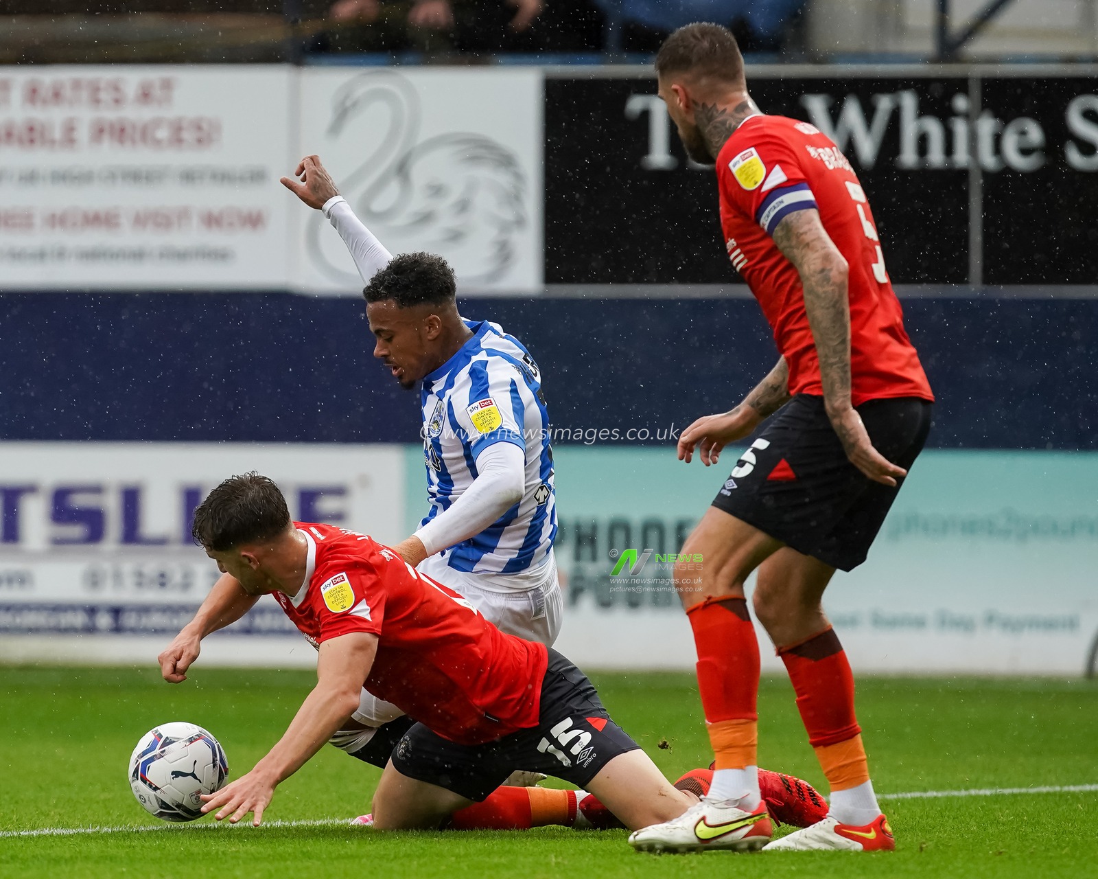 Josh Koroma #10 of Huddersfield Town battles with Tom Lockyer #15 of Luton Town